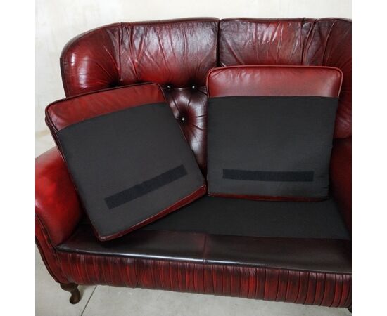 Divano 2 posti chesterfield con schienale alto inglese originale vintage in pelle rosso bordeaux anticato 