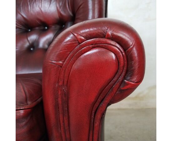 Divano 2 posti chesterfield con schienale alto inglese originale vintage in pelle rosso bordeaux anticato 