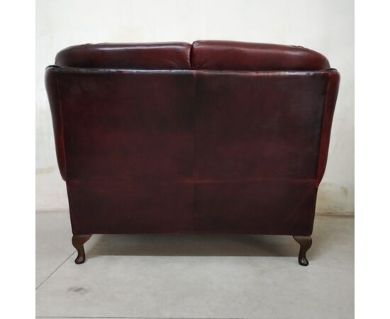 Divano 2 posti chesterfield con schienale alto inglese originale vintage in pelle rosso bordeaux anticato 