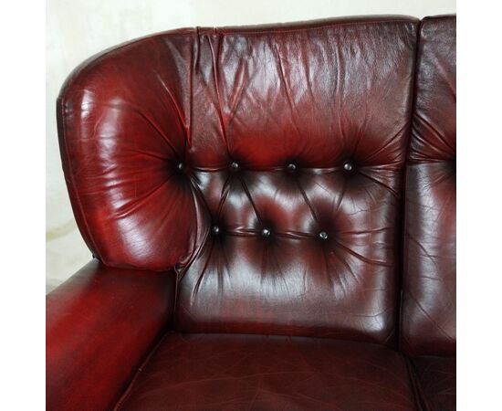 Divano 2 posti chesterfield con schienale alto inglese originale vintage in pelle rosso bordeaux anticato 