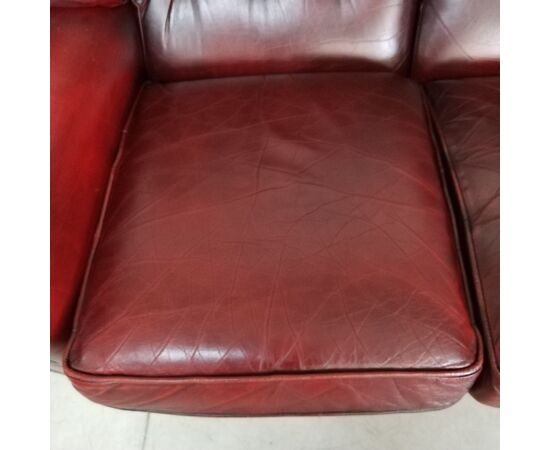 Divano 2 posti chesterfield con schienale alto inglese originale vintage in pelle rosso bordeaux anticato 