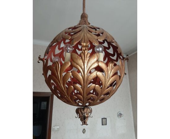 Lampadario in ferro dorato diam. 48 cm.