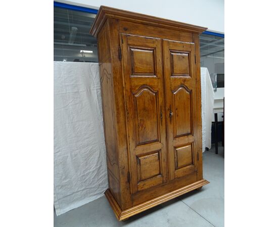 Dispensa rustica in ciliegio con fianchi in rovere fine 1600 Francia