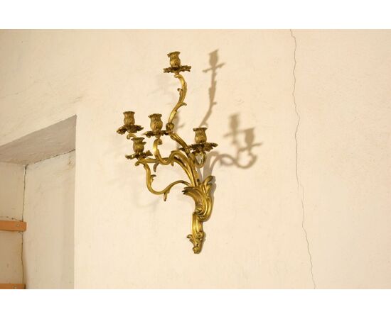 Coppia di applique a quattro luci in bronzo cesellato e dorato, Francia XIX secolo