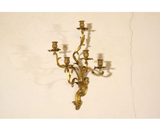 Coppia di applique a quattro luci in bronzo cesellato e dorato, Francia XIX secolo