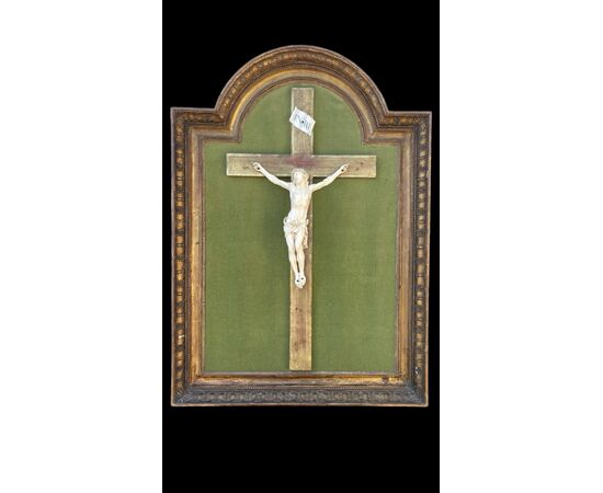 Cristo in avorio con croce e cornice in legno intagliato e dorato.periodo Luigi XVI.