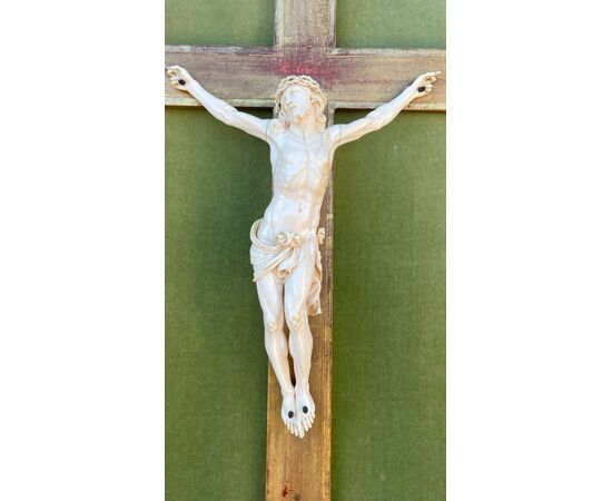 Cristo in avorio con croce e cornice in legno intagliato e dorato.periodo Luigi XVI.