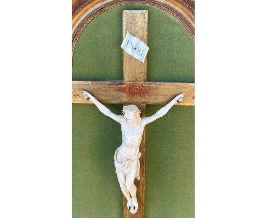 Cristo in avorio con croce e cornice in legno intagliato e dorato.periodo Luigi XVI.