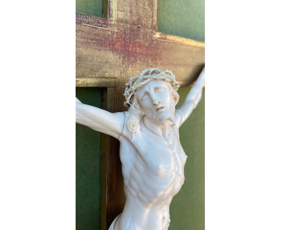 Cristo in avorio con croce e cornice in legno intagliato e dorato.periodo Luigi XVI.