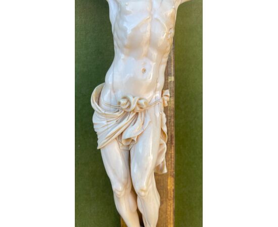 Cristo in avorio con croce e cornice in legno intagliato e dorato.periodo Luigi XVI.