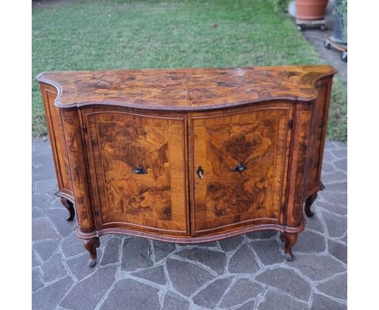 Raffinata credenza dell'800 in radica di noce da palazzo Veneziano