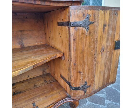 Raffinata credenza dell'800 in radica di noce da palazzo Veneziano