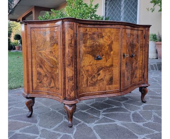 Raffinata credenza dell'800 in radica di noce da palazzo Veneziano