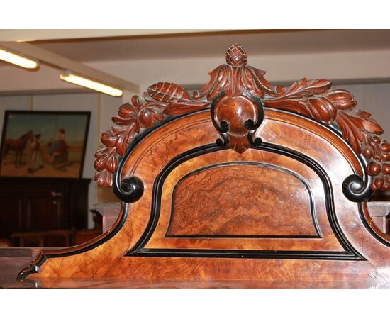 Credenza Piattaia stile Luigi Filippo in Legno di Noce e Radica