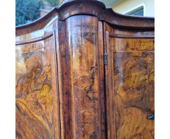 Raffinata credenza dell'800 in radica di noce da palazzo Veneziano