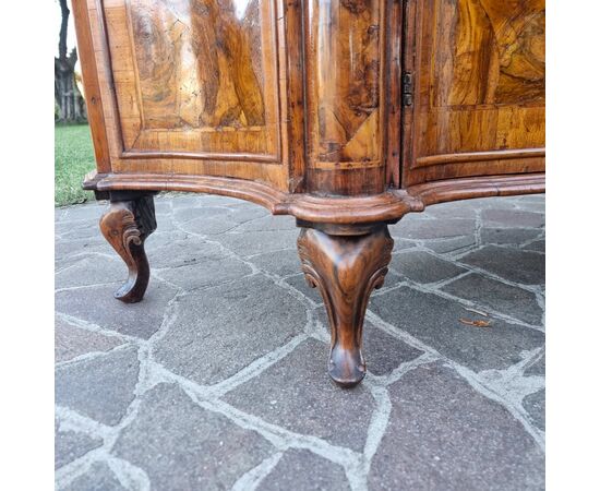 Raffinata credenza dell'800 in radica di noce da palazzo Veneziano