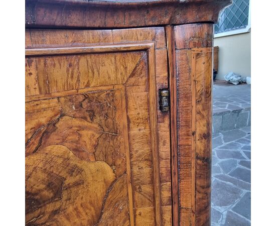 Raffinata credenza dell'800 in radica di noce da palazzo Veneziano