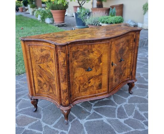 Raffinata credenza dell'800 in radica di noce da palazzo Veneziano