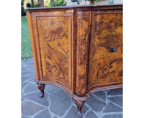 Raffinata credenza dell'800 in radica di noce da palazzo Veneziano