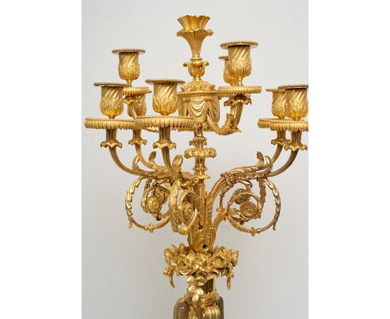 Coppia di Candelabri/Flambeaux antichi Napoleone III in bronzo dorato e marmo bianco statuario. Francia XIX Secolo.