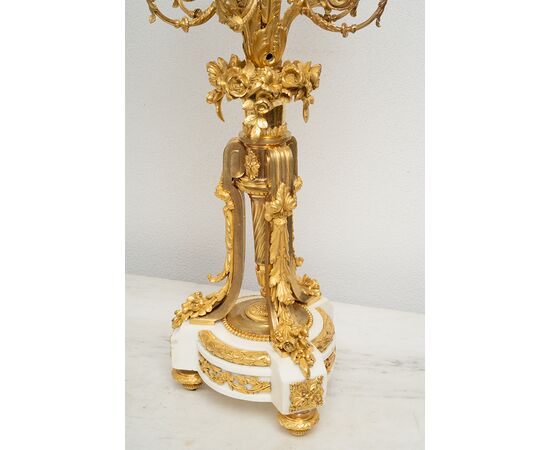 Coppia di Candelabri/Flambeaux antichi Napoleone III in bronzo dorato e marmo bianco statuario. Francia XIX Secolo.