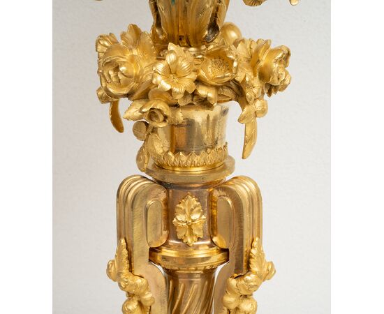 Coppia di Candelabri/Flambeaux antichi Napoleone III in bronzo dorato e marmo bianco statuario. Francia XIX Secolo.