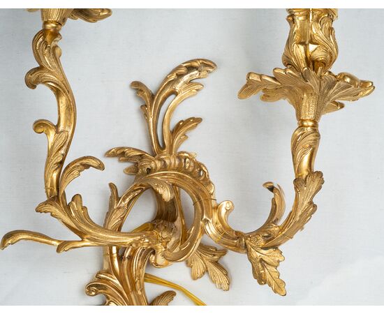 Coppia di applique antichi Napoleone III Francese in bronzo dorato finemente cesellato. Periodo fine XIX secolo.