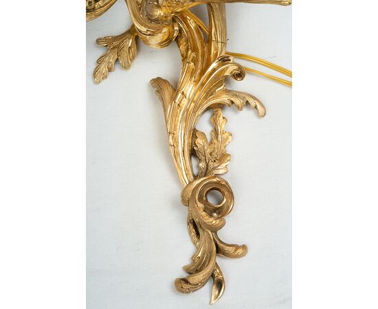 Coppia di applique antichi Napoleone III Francese in bronzo dorato finemente cesellato. Periodo fine XIX secolo.