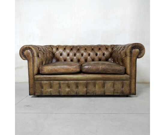 Divano chesterfield antico 2 posti modello club inglese originale in pelle marrone cognac 