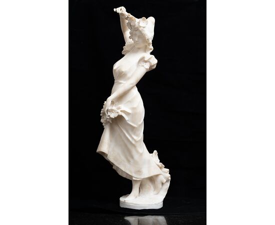 Scultura antica Napoleone III Francese in alabastro raffigurante donna con fiori. Periodo XIX secolo.