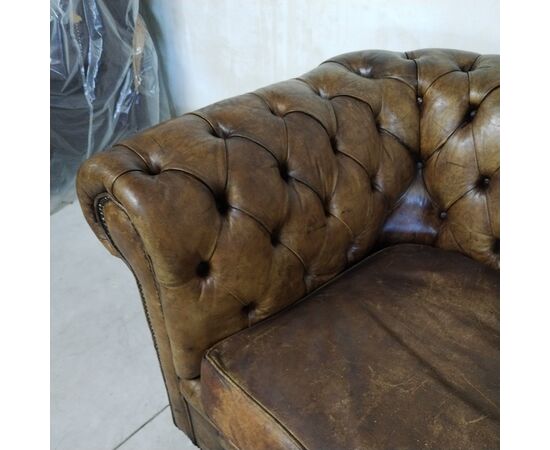 Divano chesterfield antico 2 posti modello club inglese originale in pelle marrone cognac 