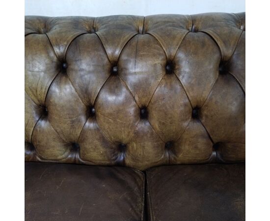 Divano chesterfield antico 2 posti modello club inglese originale in pelle marrone cognac 