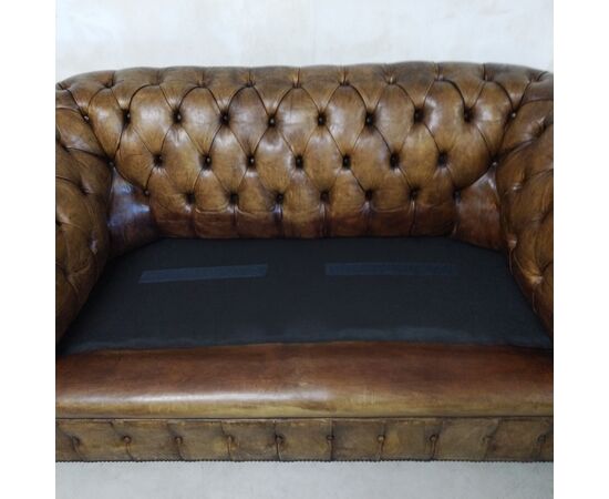 Divano chesterfield antico 2 posti modello club inglese originale in pelle marrone cognac 