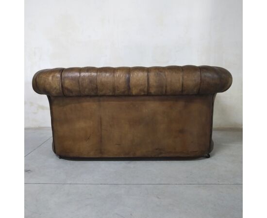 Divano chesterfield antico 2 posti modello club inglese originale in pelle marrone cognac 