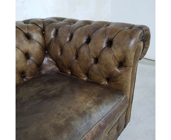 Divano chesterfield antico 2 posti modello club inglese originale in pelle marrone cognac 