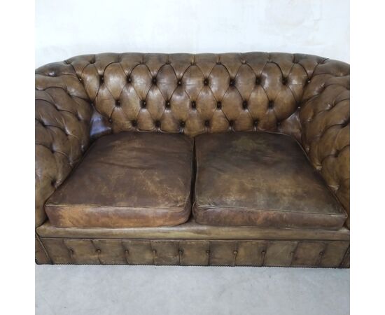 Divano chesterfield antico 2 posti modello club inglese originale in pelle marrone cognac 