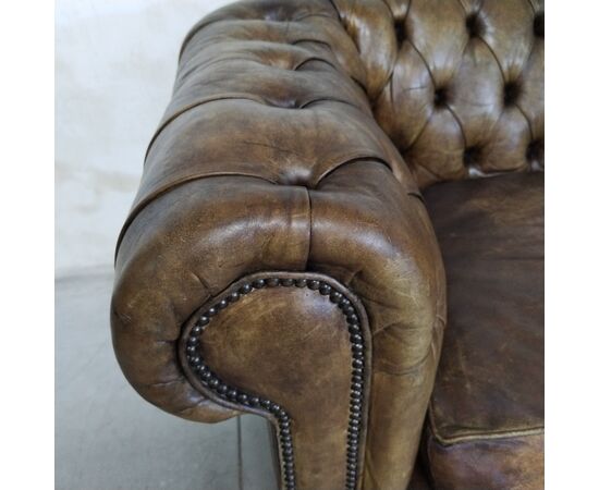 Divano chesterfield antico 2 posti modello club inglese originale in pelle marrone cognac 