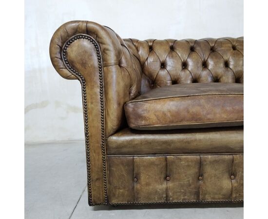 Divano chesterfield antico 2 posti modello club inglese originale in pelle marrone cognac 