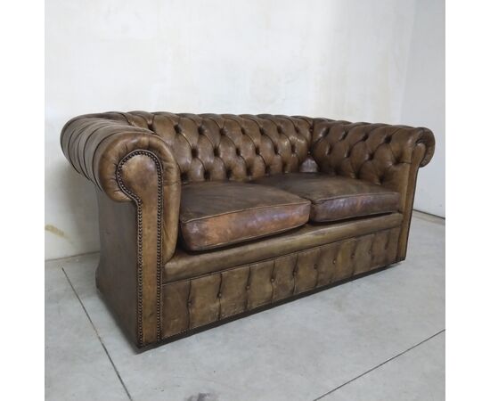 Divano chesterfield antico 2 posti modello club inglese originale in pelle marrone cognac 