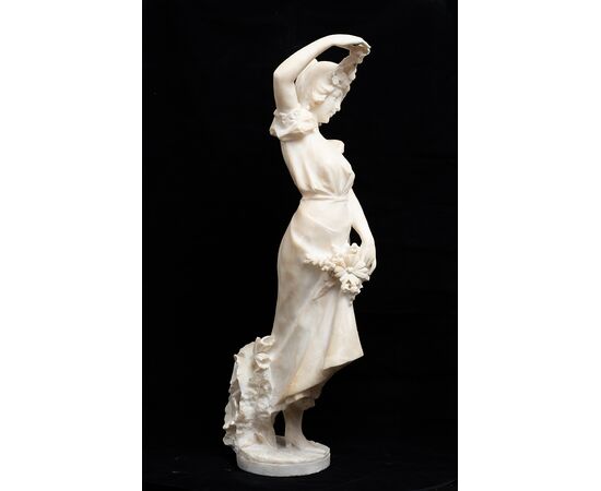 Scultura antica Napoleone III Francese in alabastro raffigurante donna con fiori. Periodo XIX secolo.