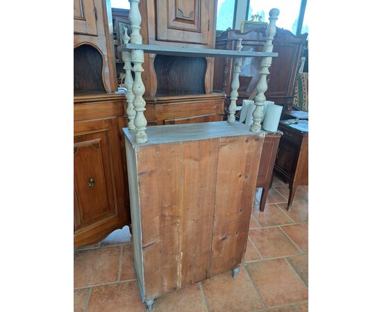 Piccola credenza laccata con étagère 