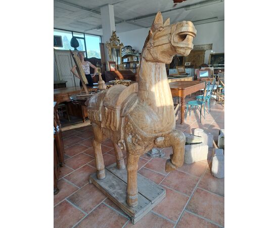 Grande cavallo scolpito in legno