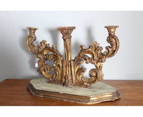 Antico candelabro candeliere in legno dorato a mecca XVIII sec. A due luci . Mis 66 x  altezza cm 42  