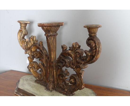 Antico candelabro candeliere in legno dorato a mecca XVIII sec. A due luci . Mis 66 x  altezza cm 42  