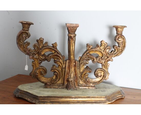 Antico candelabro candeliere in legno dorato a mecca XVIII sec. A due luci . Mis 66 x  altezza cm 42  