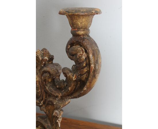 Antico candelabro candeliere in legno dorato a mecca XVIII sec. A due luci . Mis 66 x  altezza cm 42  