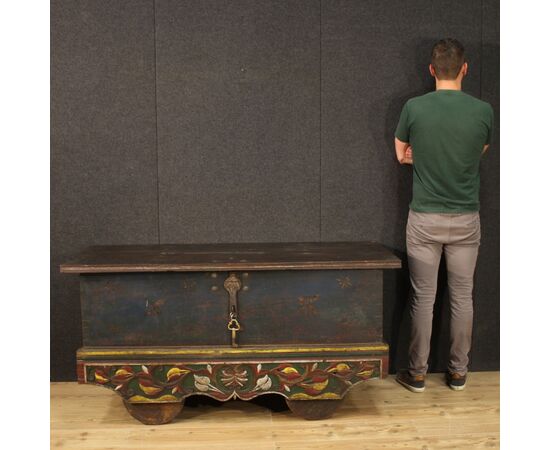 Indian chest in painted wood from the 20th century