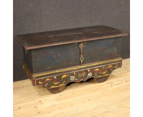 Indian chest in painted wood from the 20th century