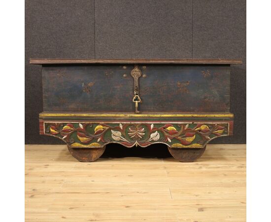 Indian chest in painted wood from the 20th century