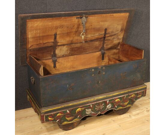 Indian chest in painted wood from the 20th century